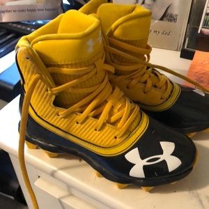Boys size 1 under armour football cleats